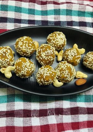 A picture of Til Besan Ladoo.