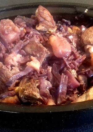 Une photo de Épaule de porc, chou rouge et pommes en cocotte