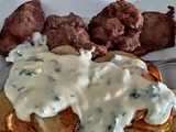 Carne al horno con papás y salsa de verdeo