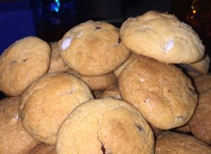 Una foto de Cookies con chispas de chocolate y rocklets😍🤟🏻🍫