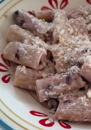 A picture of Pennette with Radicchio for Valentine's Day ❤️.