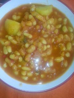 Una foto de Alubias con tomate (vegano)