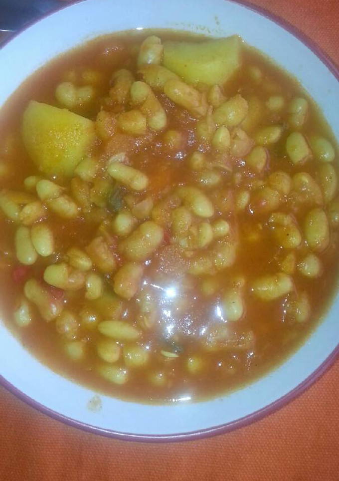Una foto de Alubias con tomate (vegano)