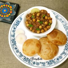A picture of Zero Oil / Ghee Chana Masala with Puri.