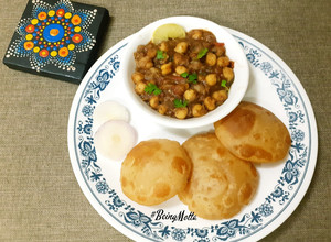 A picture of Zero Oil / Ghee Chana Masala with Puri.