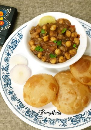 A picture of Zero Oil / Ghee Chana Masala with Puri.
