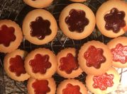 Una foto de galletas de mermelada