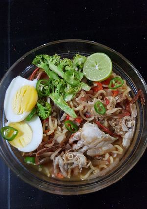 A picture of Spicy seafood noodles.