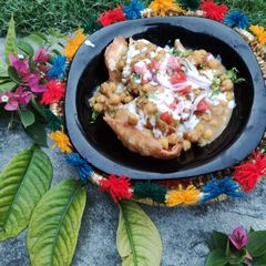 A picture of Samosa chat.