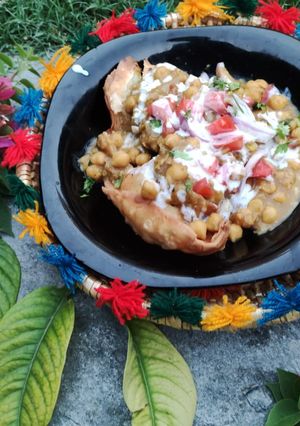 A picture of Samosa chat.