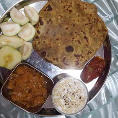 A picture of Dal ka pratha.