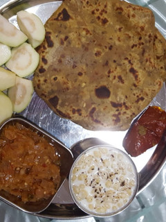 A picture of Dal ka pratha.