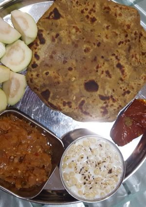 A picture of Dal ka pratha.