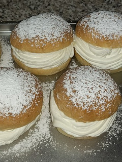 Una foto de Bollos brioche (Sin Gluten)con nata