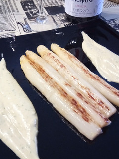 Una foto de Espárragos Blancos a la Plancha con Mayonesa de Perejil