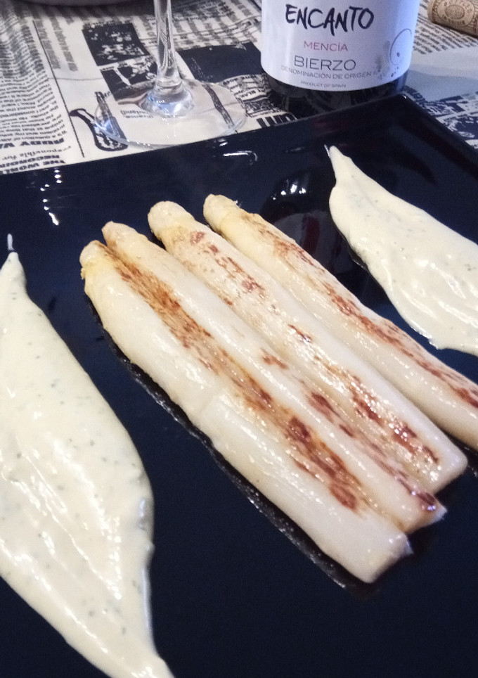 Una foto de Espárragos Blancos a la Plancha con Mayonesa de Perejil