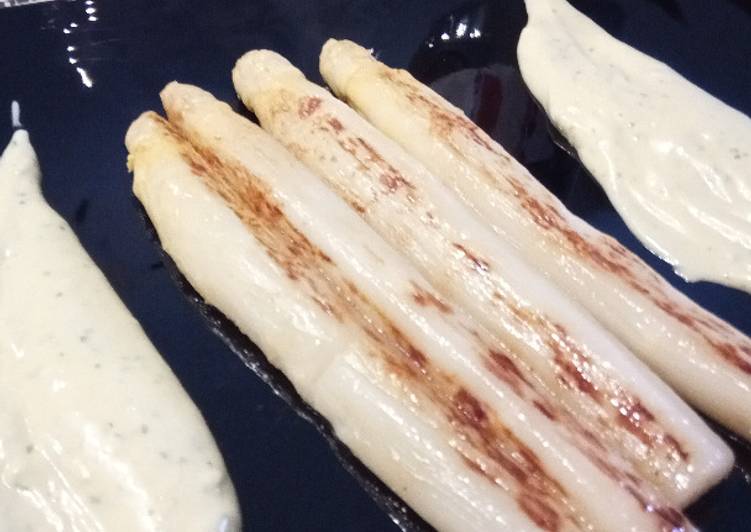 Espárragos Blancos a la Plancha con Mayonesa de Perejil