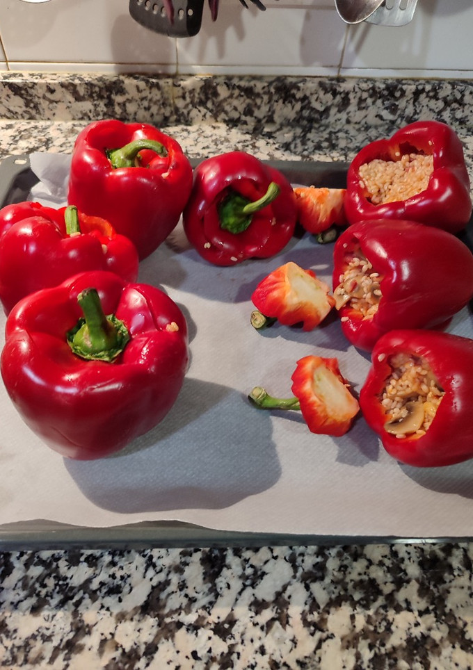 Una foto de Pimientos rellenos de arroz al horno