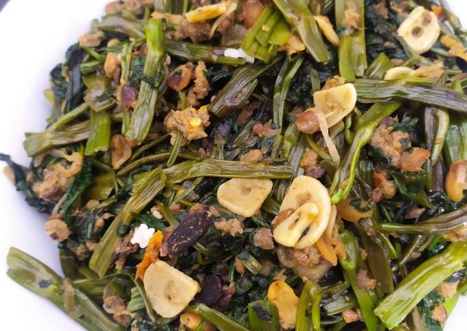 Bagaimana memasak Tumis Kangkung Oncom Gurih