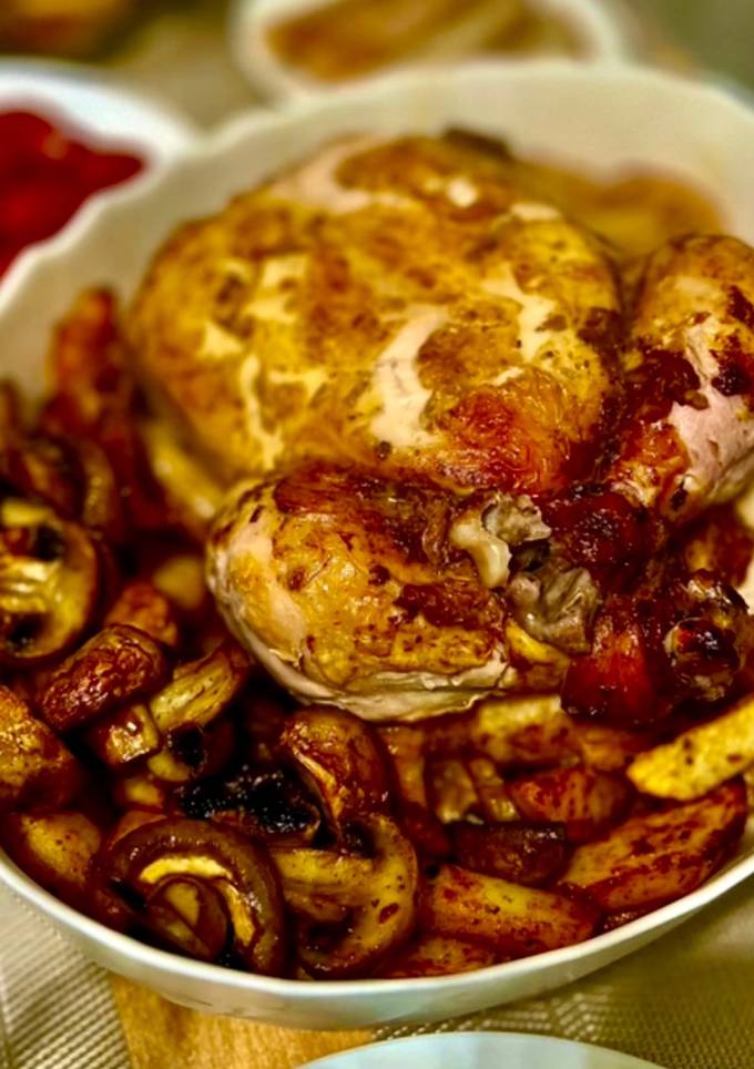 Курка запечена з грибами та молодою картоплею🍗🥔🍄🟫