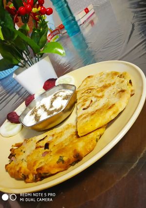 A picture of Afgani Fateer Pyazi with Curd.