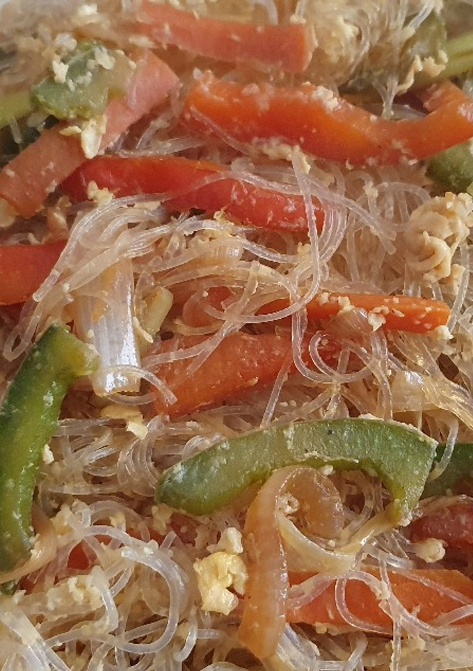 Una foto de Fideos vegetales con verduras y huevo