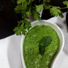 A picture of Mint chutney.
