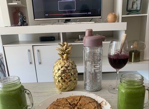 Una foto de Desayuno completo:Jugó verde y pankake de avena y cacao