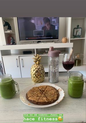 Una foto de Desayuno completo:Jugó verde y pankake de avena y cacao