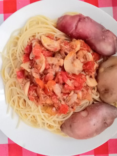 Una foto de Tallarines con salsa de jurel y champiñones