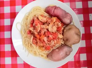 Una foto de Tallarines con salsa de jurel y champiñones