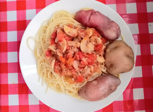 Una foto de Tallarines con salsa de jurel y champiñones