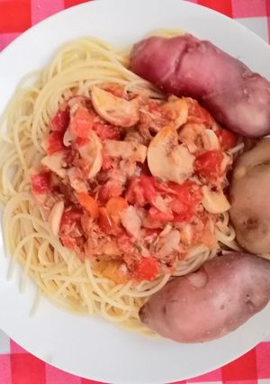 A picture of Spaghetti with Mackerel and Mushroom Sauce.