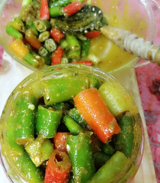 A picture of Instant green chilli pickle.