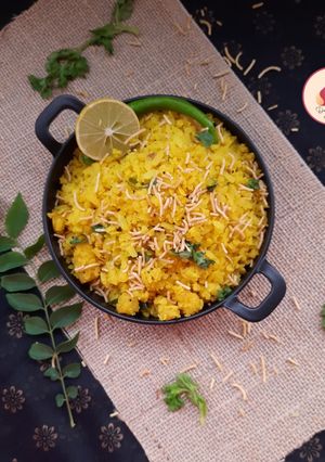 બટાકા પૌવા (Batata poha recipe in Gujarati) રેસીપી મુખ્ય ફોટો