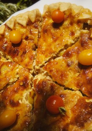Une photo de Tourte poulet champignons olives et fromages 🍴