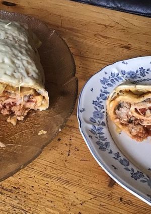 Une photo de Italian flatbread farci en roulé au veau oignons caramélisés champignons fromage et épices