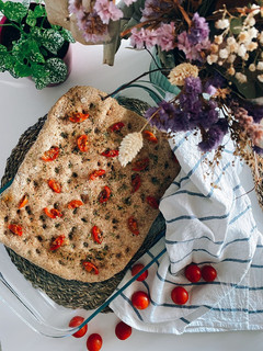Una foto de Focaccia integral con cherrys
