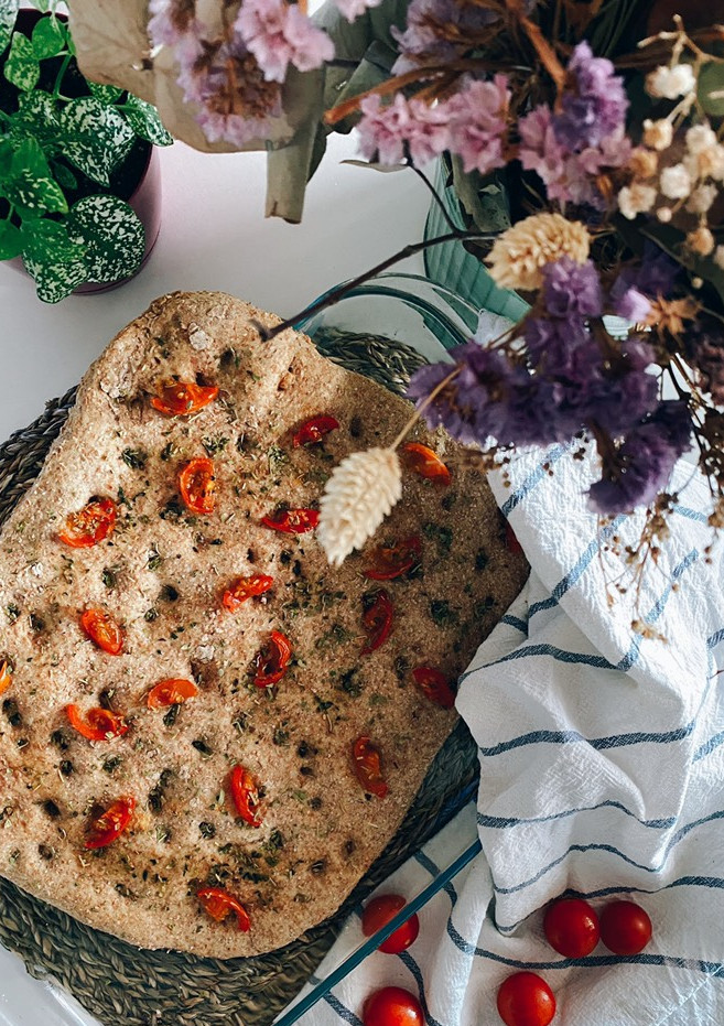 Una foto de Focaccia integral con cherrys