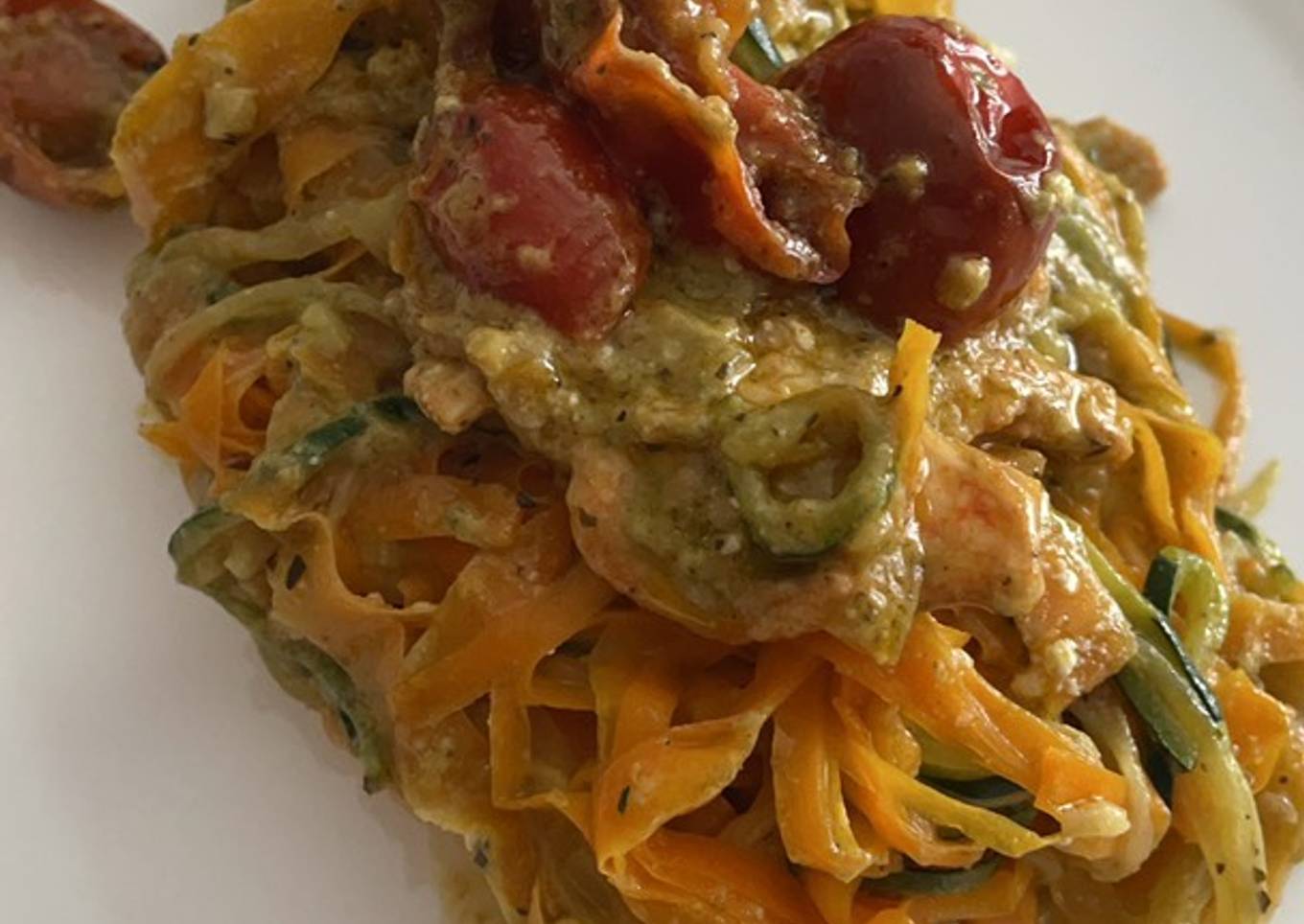 Falsos espaguetis de verduras con pesto de aguacate y nueces 🥑