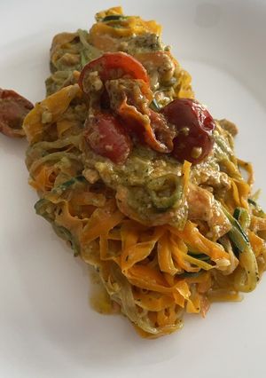Una foto de Falsos espaguetis de verduras con pesto de aguacate y nueces 🥑