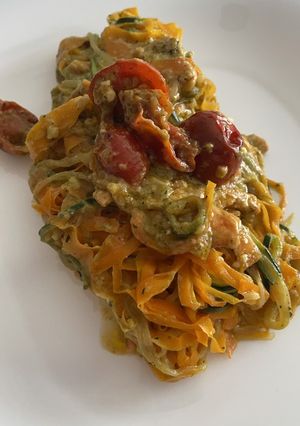 Una foto de Falsos espaguetis de verduras con pesto de aguacate y nueces 🥑
