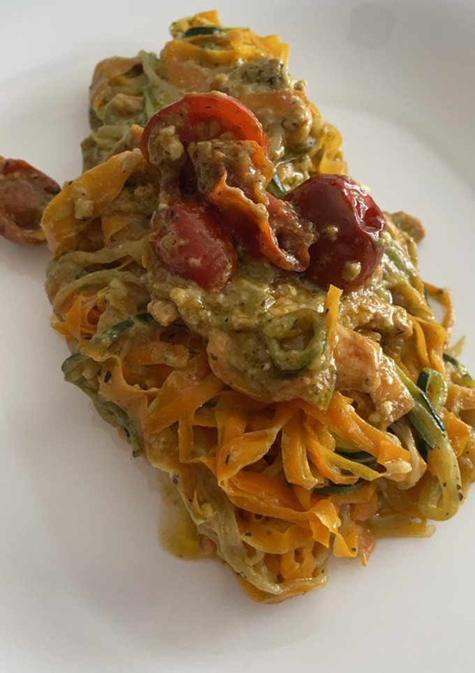 Una foto de Falsos espaguetis de verduras con pesto de aguacate y nueces 🥑