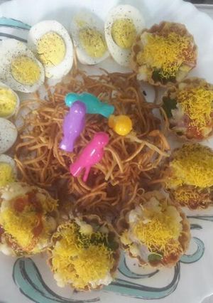 A picture of Noodle nest with crispy canapes.