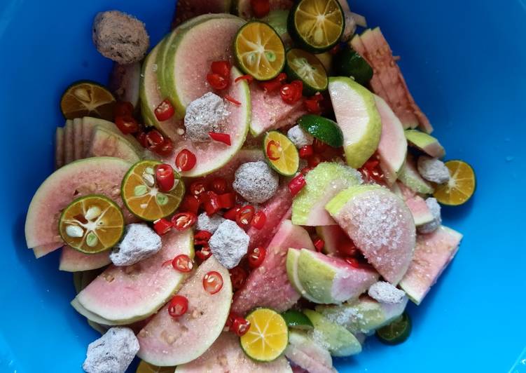 Langkah memasak Asinan jambu biji merah sedap