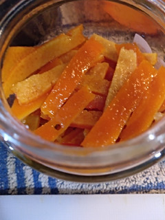 Una foto de Piel de naranja confitada en almíbar