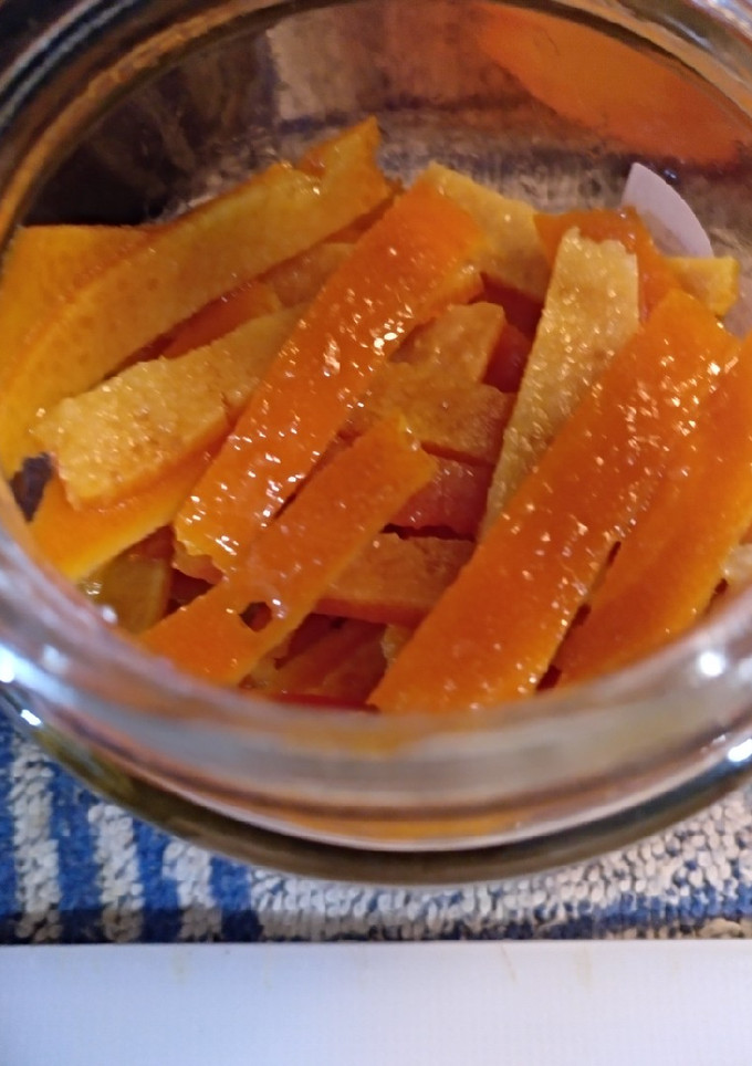 Una foto de Piel de naranja confitada en almíbar
