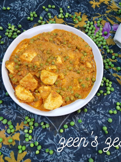 A picture of Matar Paneer.