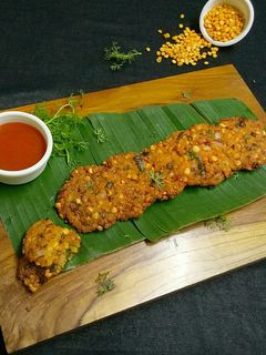 A picture of Chana Dal vada.