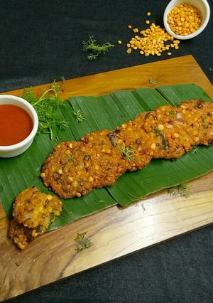 A picture of Chana Dal vada.
